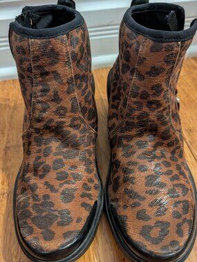 Bzees Ankle Bootie in Leopard Print, stretchy, size 7.5